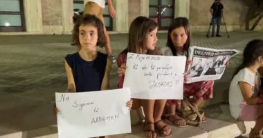 Vijon protesta për Jonadën, qytetarët ulen në Bulevard, fëmijët me pankarta në duar në shkallët e Kryeministrisë