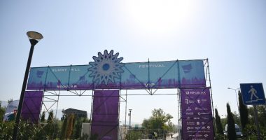 Çdo gjë gati për “Sunny Hill Festival”, Veliaj dhe Dukagjin Lipa inspektojnë përgatitjet e fundit