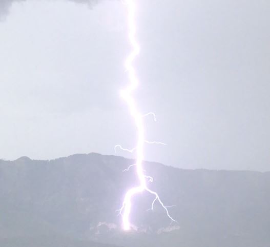 FOTOLAJM/ Moti dhuron “spektakël” në Tiranë, rrufeja godet malin e Dajtit