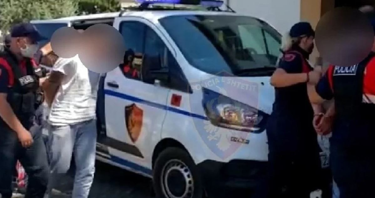 900 euro për te kaluar kufirin, arrestohet i riu që po transportonte 31 emigrantë