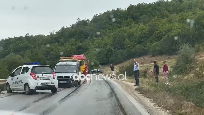 Aksidentohet pranë kufirit në Strugë makina me targa shqiptare, dy të lënduar si pasojë e përplasjes