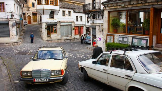 Shqiptarët të dashuruar me 'Mercedes'-in/ 2 nga 10 makina në rrugë janë 'Benz'/ Nga vjen adhurimi për markën gjermane