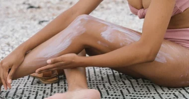 Pse nuk duhet të ripërdorni kremin e diellit të vitit të kaluar