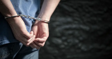 Ndodh në Korçë, policia arreston të riun që shiste hekurat për skrap