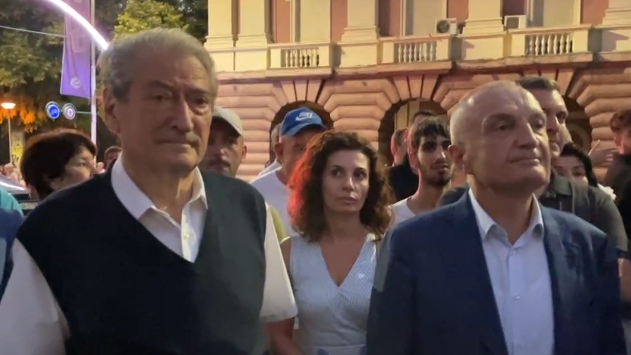Berisha dhe Meta shtrëngojnë duart në protestën për vrasjen e 7-vjeçares në Himarë