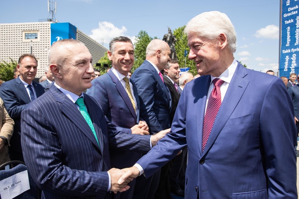“Mik i madh i shqiptarëve”, Meta uron Bill Clinton për 76-vjetorin e ditëlindjes