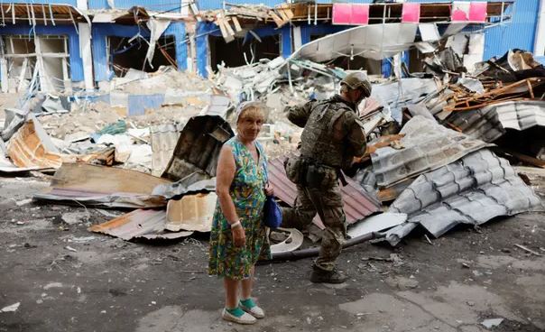 Rusët bombardojnë zonat e banimit pranë centralit bërthamor