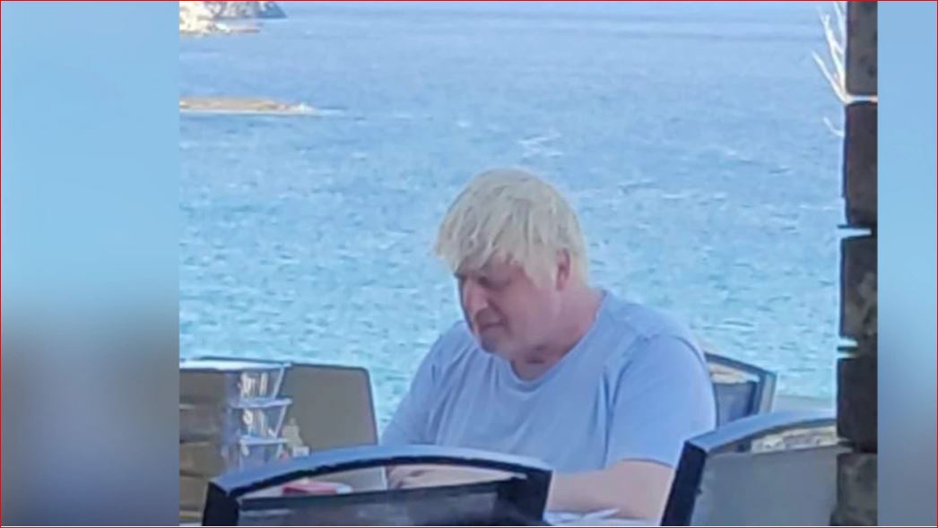 FOTO/ Mes reagimeve në Britaninë e Madhe, Boris Johnson shijon pushimet në Greqi