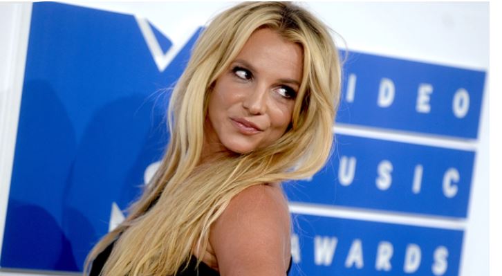 Britney Spears feston rikthimin në muzikë duke pozuar nudo