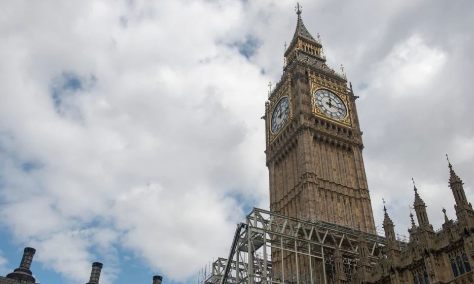 Alarm për hakerim, konservatorët britanikë shtyjnë votimin për kryeministrin e ardhshëm