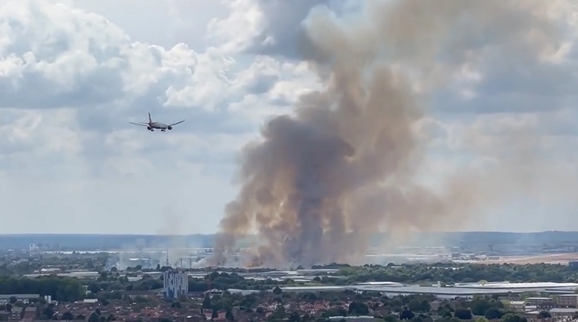 Alarm në Londër, zjarr i madh pranë aeroportit Heathrow