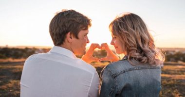 Romantikë të lindur, njihuni me 5 shenjat e Horoskopit që bëjnë gjithçka për dashurinë