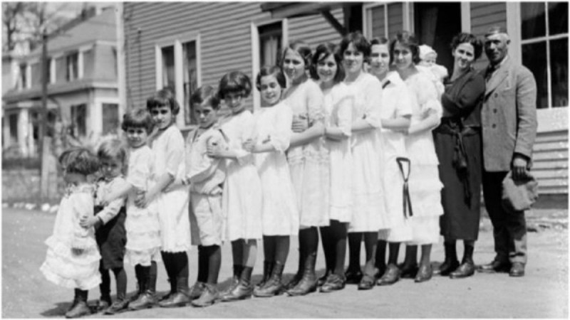 Në vitin 1920 një familje me 13 fëmijë bën këtë foto, 4 vjet më vonë i ndodhi tragjedia