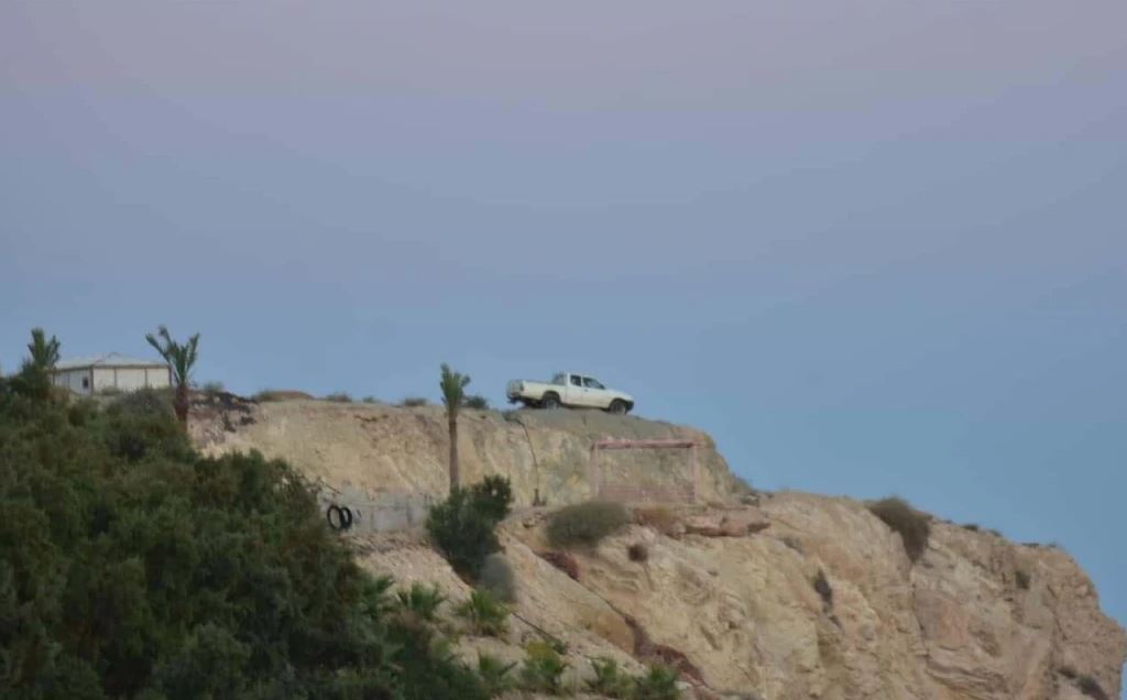 50-vjeçari shkon buzë shkëmbit me makinë e kërcënon të hidhet, mobilizohen autoritetet në Greqi