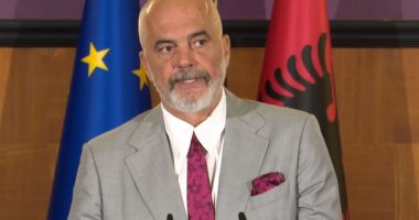 FOTO LAJM/ Rama shpërndan flamurin me yll  te “Sunny Hill”