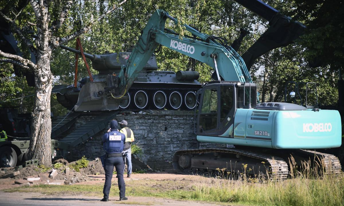 Estonia hoqi monumentin e epokës sovjetike, Rusia hakmerret me sulm kibernetik