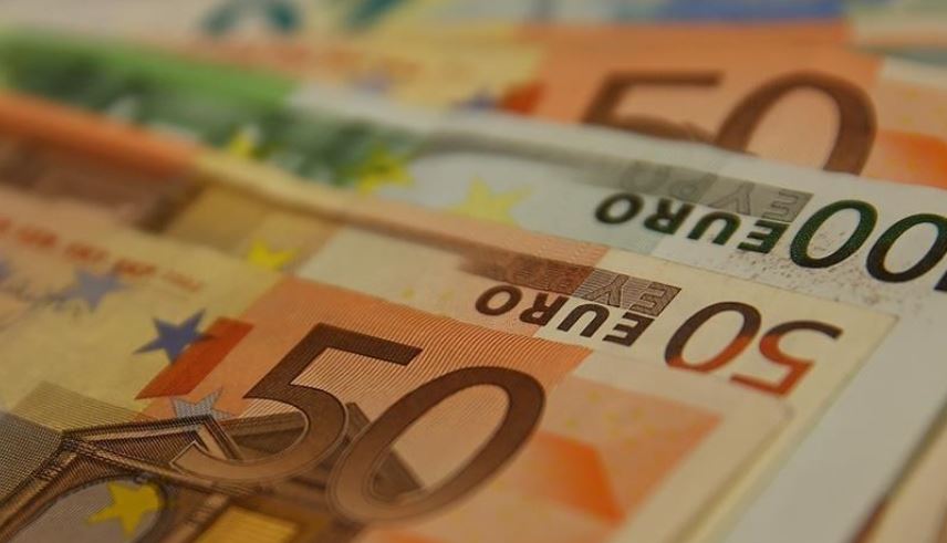 Tërmet në tregun valutor, euro bie nën nivelin e dollarit