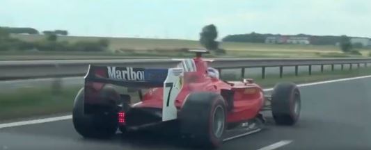 VIDEO/ Ferrari i “Formula 1” spektakël në rrugët e Çekisë, nuk dihet kush është shoferi