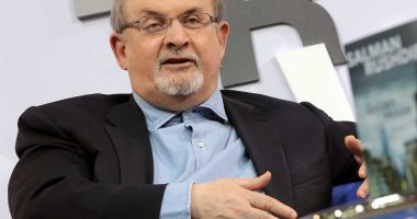 U sulmua me thikë disa muaj më parë, shkrimtari Salman Rushdie humb njërin sy