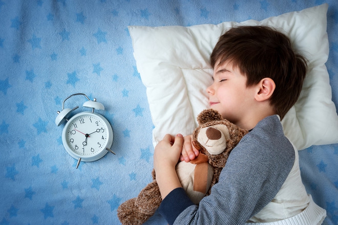 Sa orë gjumë ka nevojë një fëmijë në bazë të moshës?