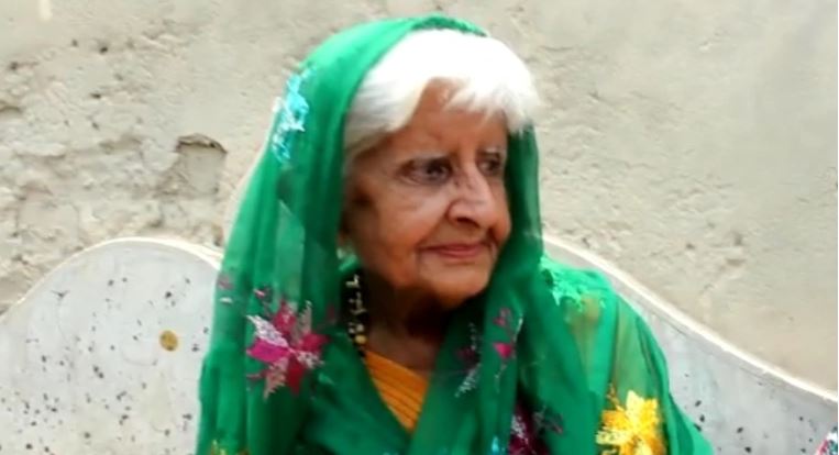 90-vjeçarja mban premtimin, kthehet pas 75 vitesh në shtëpinë e saj në Pakistan