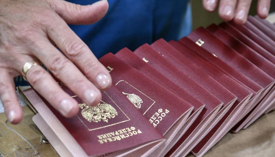 Rusia pezullon lëshimin e pasaportave biometrike