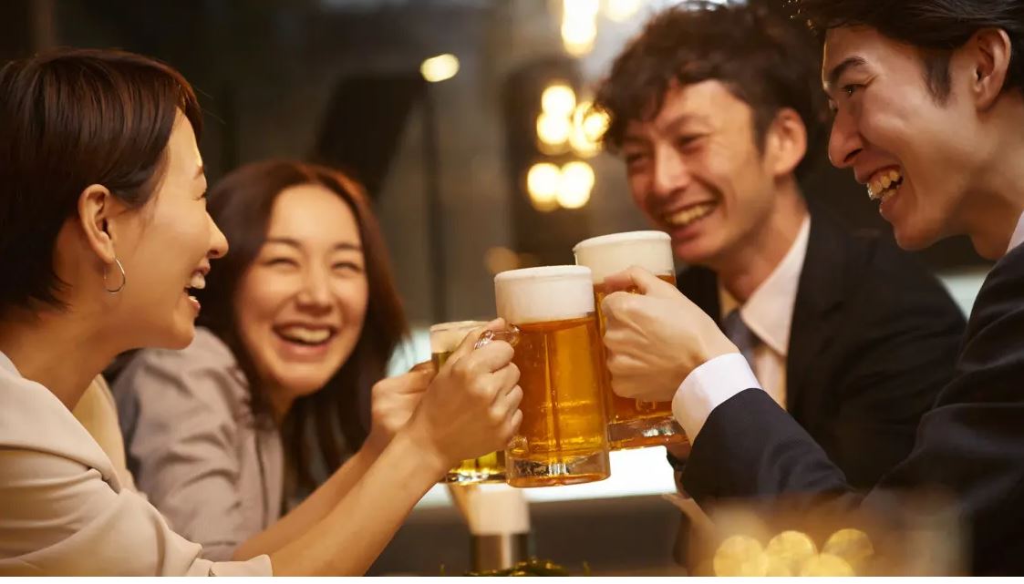 Japonia ka një kërkesë të pazakontë për brezin e ri: Konsumoni më shumë alkool për të rritur ekonominë