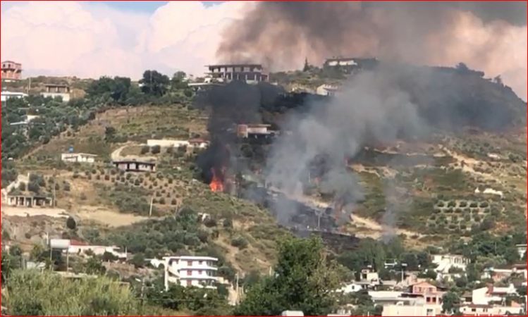 Zjarr në lagjen “Partizani” në Vlorë, flakët po shkojnë drejt banesave