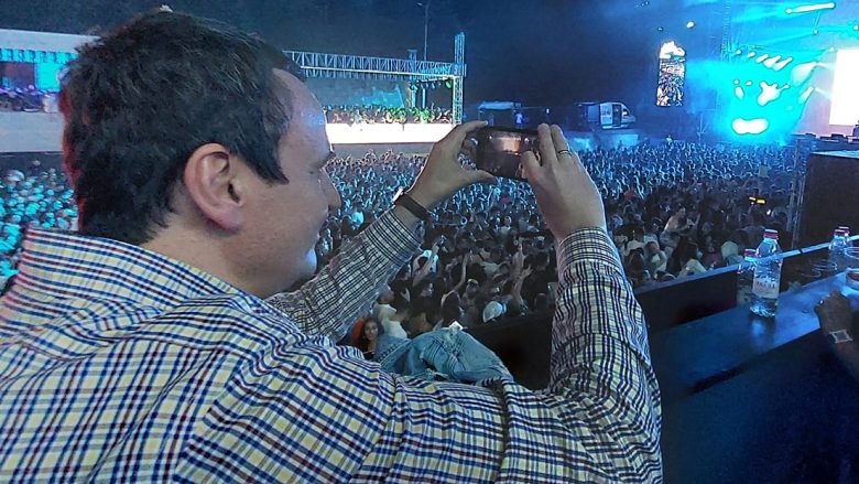 VIDEO/Albin Kurti shijon Sunny Hill Festival nga tribuna VIP, befason publikun me gjestin e veçantë