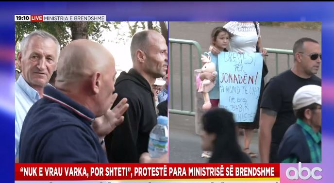 “Drejtësi për Jonadën! A mund të luaj në breg me babin?” qytetarët protestë para Minsitrisë së Brendshme