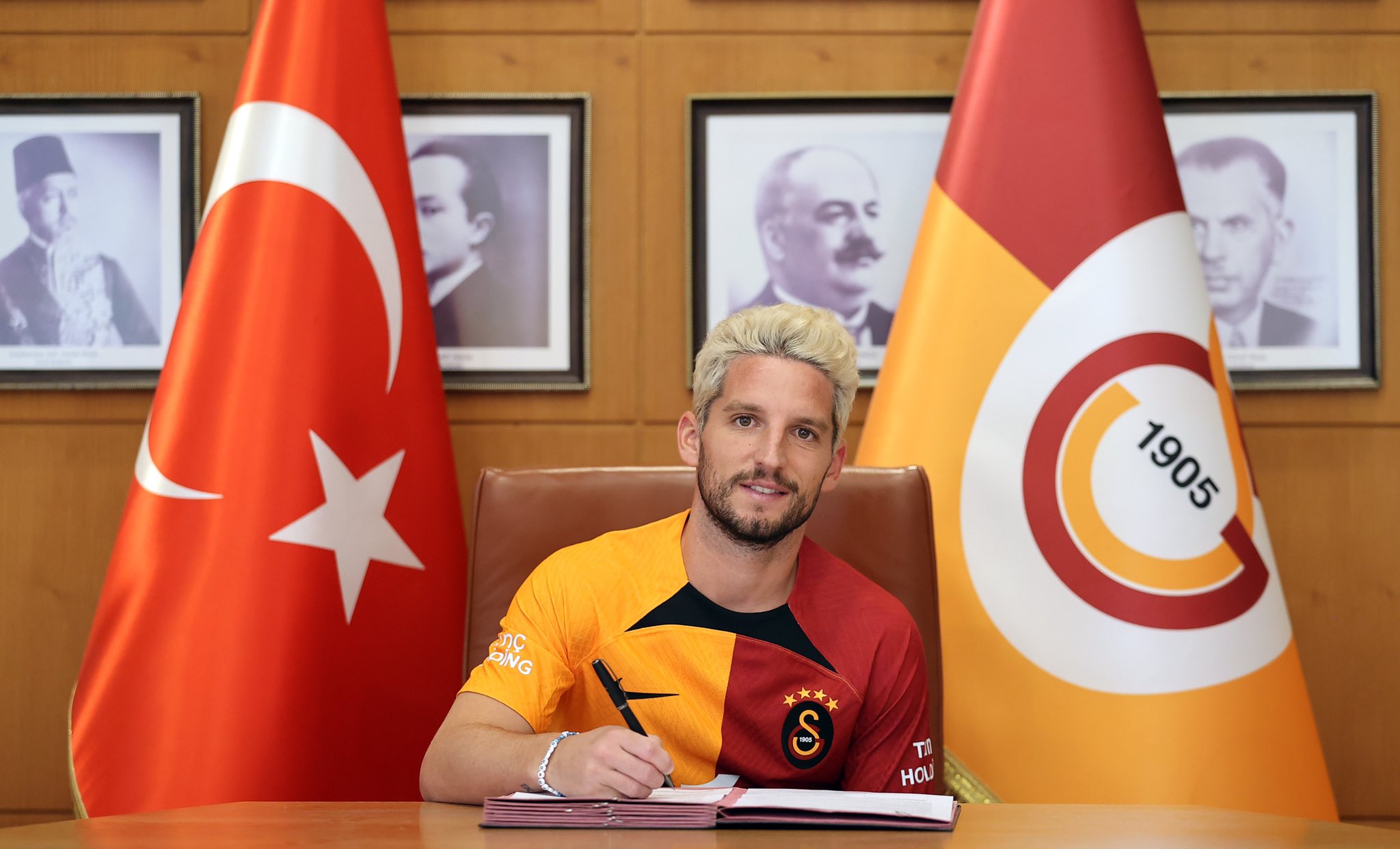 Galatasaray zyrtarizon Dries Mertens