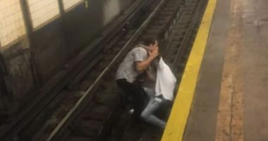 VIDEO/ Gjesti heroik i të riut, hidhet në shinat e trenit për t’i shpëtuar jetën një burri