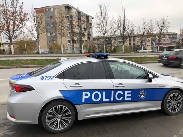 13 plumba në drejtim të djalit të hallës, policia shpall në kërkim të riun shqiptar