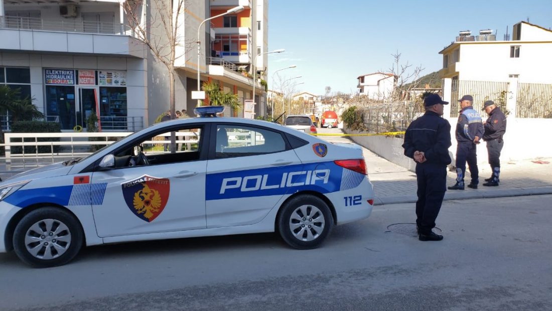 Dy të rinj kërcënojnë policin në Durrës