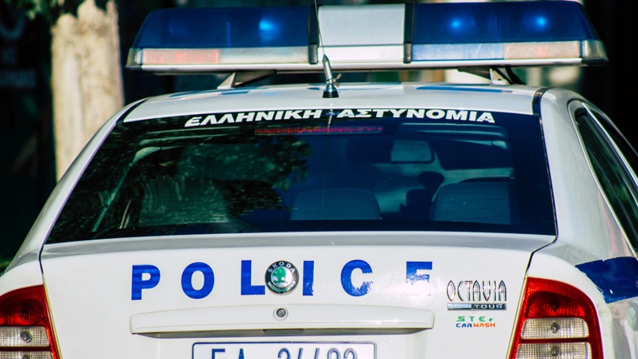 Grekët në kërkim të “Miço” shqiptarit me “çelsin magjik”: Zbërthehet banda e vjedhjes së makinave, “hileja” me GPS që i zbuloi