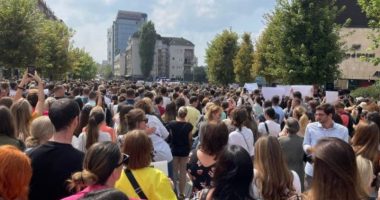 “Përlyhen me gjak” muret e Ministrisë së Drejtësisë, protesta masive për përdhunimin e 11-vjeçares në Kosovë