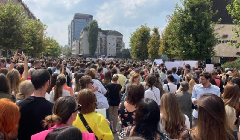 “Përlyhen me gjak” muret e Ministrisë së Drejtësisë, protesta masive për përdhunimin e 11-vjeçares në Kosovë
