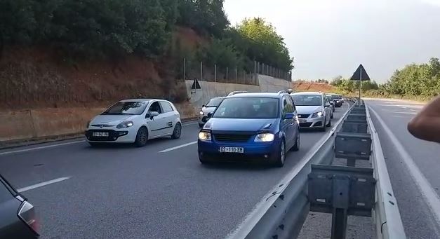 Qytetarët nga Kosova drejt bregdetit të Shqipërisë, radhë kilometrike në Rrugën e Kombit