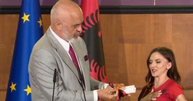 Rama i dorëzon Luiza  Gegës Yllin për Mirënjohje Publike: Mos u tremb nga shtatlartësia ime, më rrofshin centimetrat