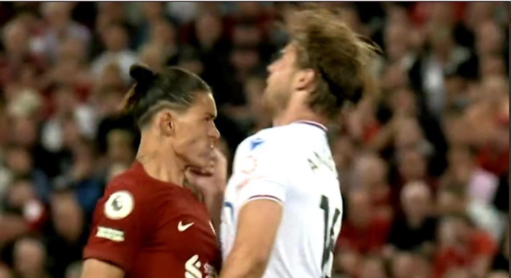 VIDEO/ “Alla Zidane”, momenti kur Darwin Nunez godet me kokë kundërshtarin dhe ndëshkohet me karton të kuq