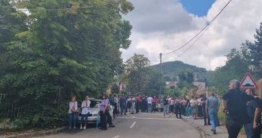 Një grup serbësh para Policisë në Mitrovicë, çfarë po ndodh në veri të Kosovës