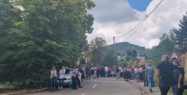 Një grup serbësh para Policisë në Mitrovicë, çfarë po ndodh në veri të Kosovës