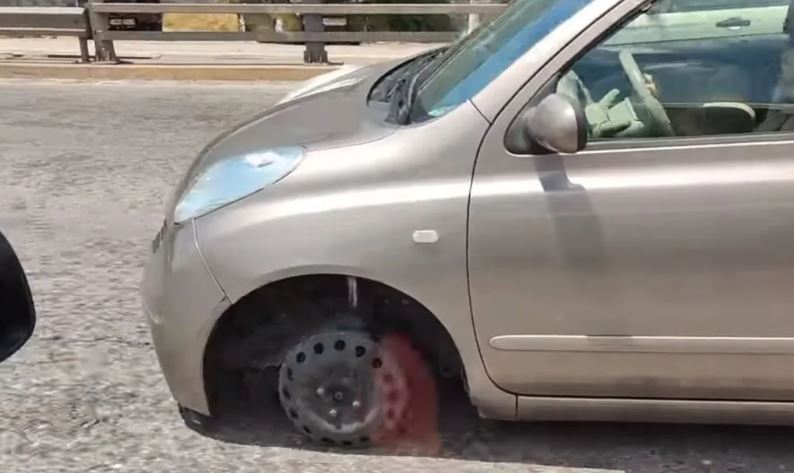 E pabesueshme, makina qarkullon pa njërën gomë në autostradë