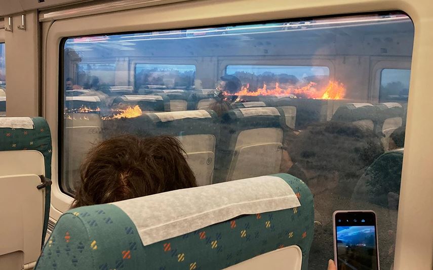 VIDEO/ E frikshme në Spanjë, treni rrethohet nga flakët, pasagjerët luftojnë për të shpëtuar