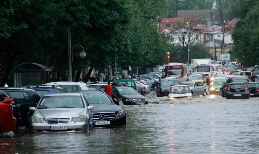 VIDEO/ Stuhitë paralizojnë Shkupin, përmbytet qendra tregtare