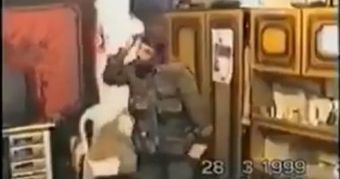 Video virale, momenti kur ushtari i UÇK-së kërcen pasi NATO nisi bombardimet në Beograd