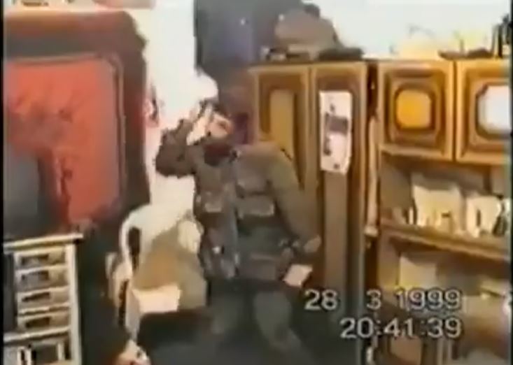 Video virale, momenti kur ushtari i UÇK-së kërcen pasi NATO nisi bombardimet në Beograd