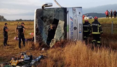 Përmbyset autobusi plot me pasagjerë në Serbi, ndërron jetë një pasagjer