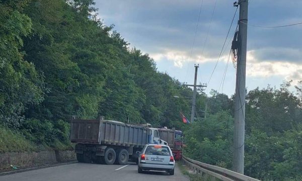 Barrikadat, të shtënat me armë zjarri dhe kërkesa e SHBA-së, çfarë ndodhi në veri të Kosovës