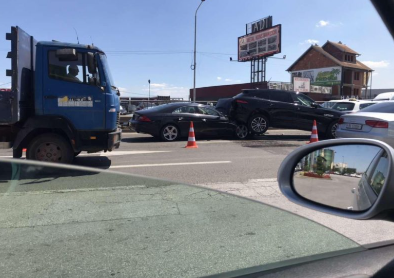 Aksident në Kosovë, makina futet poshtë “Jaguar-it”